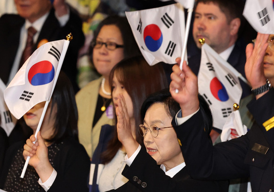 개천절 만세삼창하는 한성숙 총리