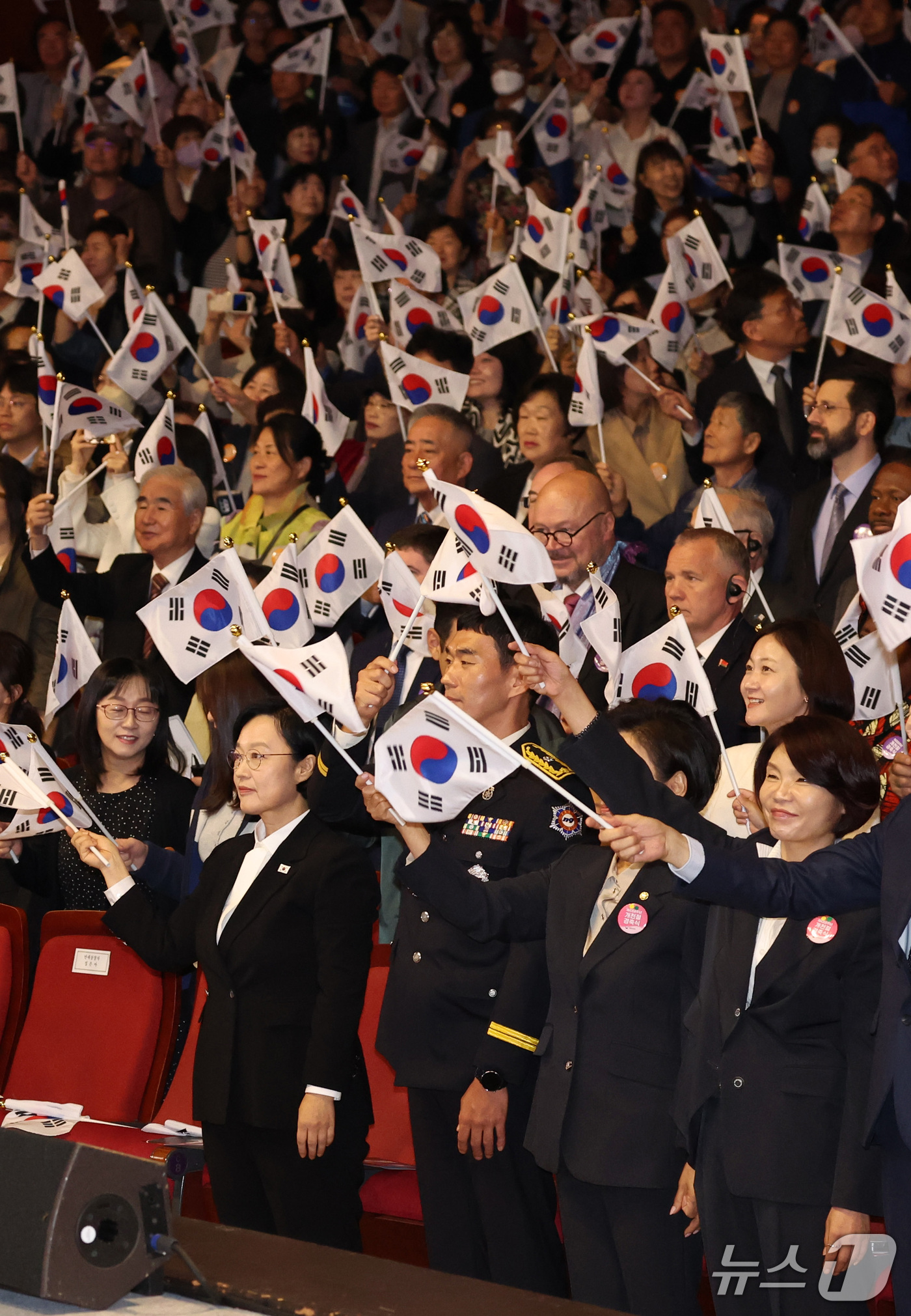 (서울=뉴스1) 최지환 기자 = 한성숙 국무총리가 3일 오전 서울 종로구 세종문화회관에서 열린 제 4358주년 개천절 경축식에서 참석자들과 태극기를 흔들고 있다. 2026.10.3 …