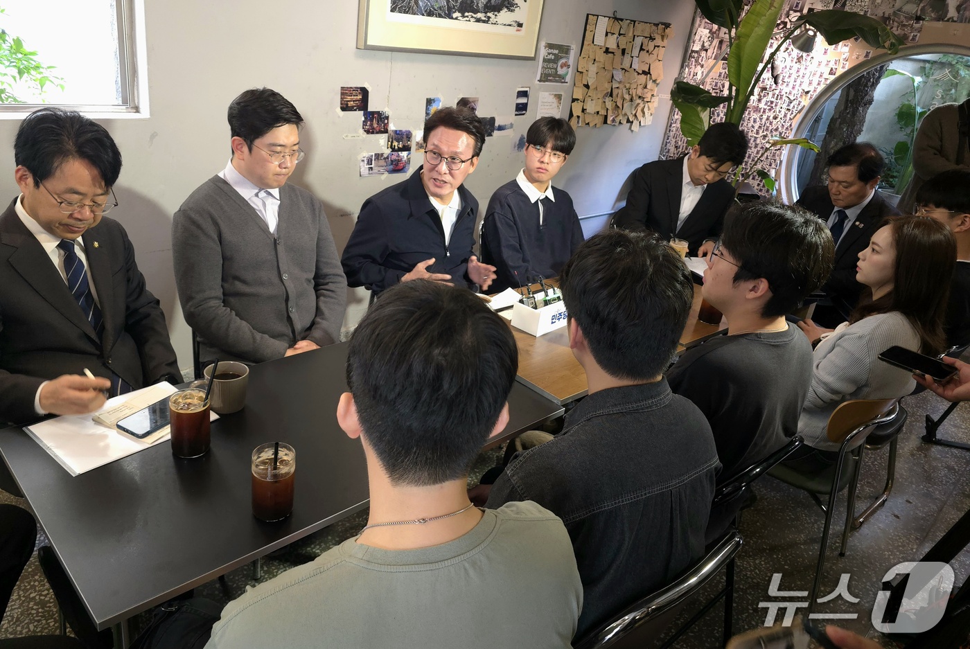 (부산=뉴스1) 이주현 기자 = 김민석 더불어민주당 대표가 3일 부산 부산진구의 한 카페에서 박홍배 부산시당위원장, 지역 청년 9명이 참석한 청년 간담회를 하고 있다.2026.10 …