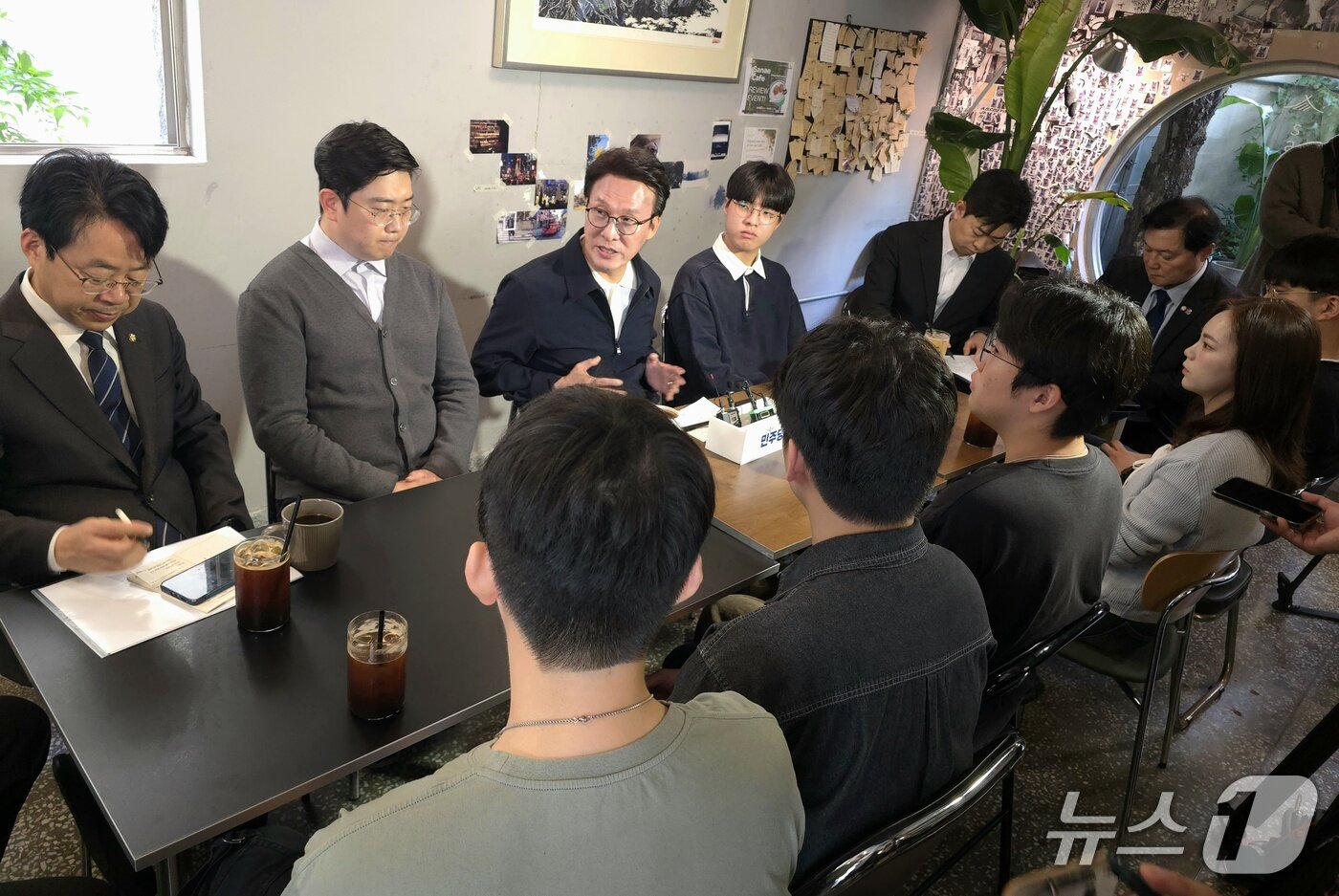 본문 이미지 - 김민석 더불어민주당 대표가 3일 부산 부산진구의 한 카페에서 박홍배 부산시당위원장, 지역 청년 9명이 참석한 청년 간담회를 하고 있다. 2026.10.3 ⓒ 뉴스1 이주현 기자