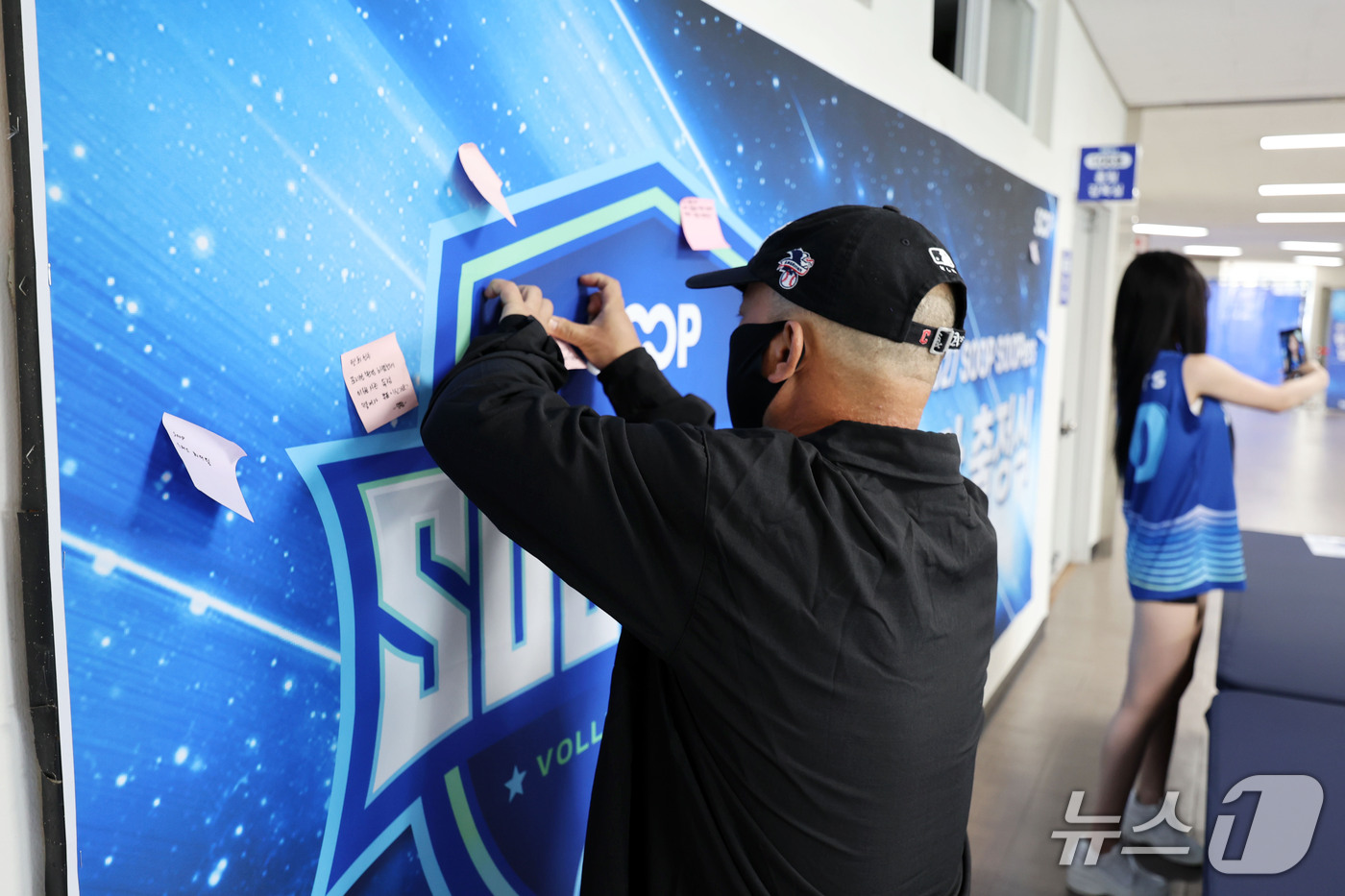 (광주=뉴스1) 조수민 기자 = 3일 오후 전남광주 SOOP 스타디움(염주종합체육관)에서 열린 여자프로배구단 'SOOP 수퍼스(SOOPers)' 출정식을 찾은 시민들이 선수단 Q& …