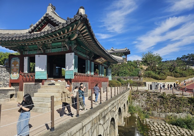 "이 날씨에 외출 안 할 수 없죠"…나들이객 붐비는 수원화성