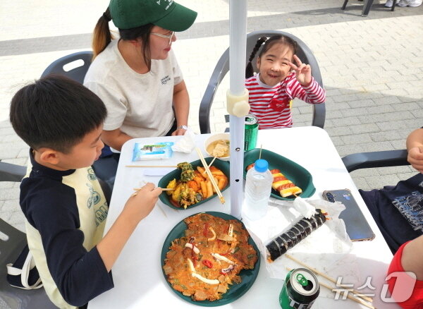 본문 이미지 - 3일 전주덕진공원에서 열리고 있는 전주비빔밥축제에 온 시민들이 음식을 즐기고 있다./뉴스1 임충식 기자
