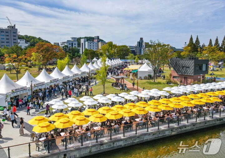 본문 이미지 - 전주비빔밥축제장 모습. 올해는 처음으로 전주덕진공원에서 개최됐다./뉴스1 임충식 기자