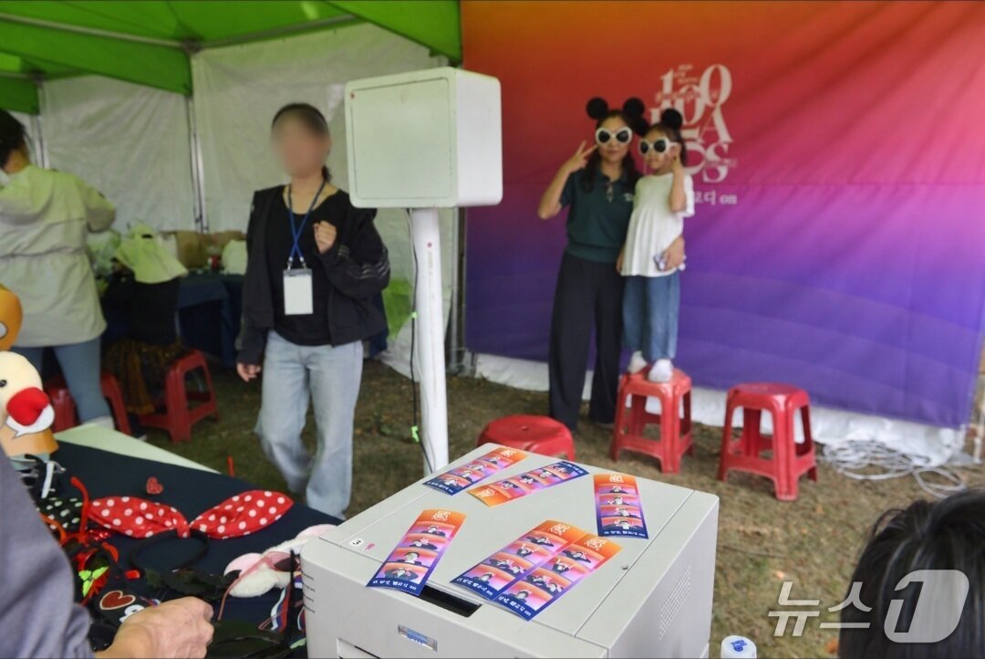 본문 이미지 - 3일 대구 달성군 화원읍 사문진 상설야외공연장에서 참가자들이 '인생네컷' 체험을 하며 다양한 포즈를 취하고 있다. 2026.10.3 ⓒ 뉴스1 이성덕 기자