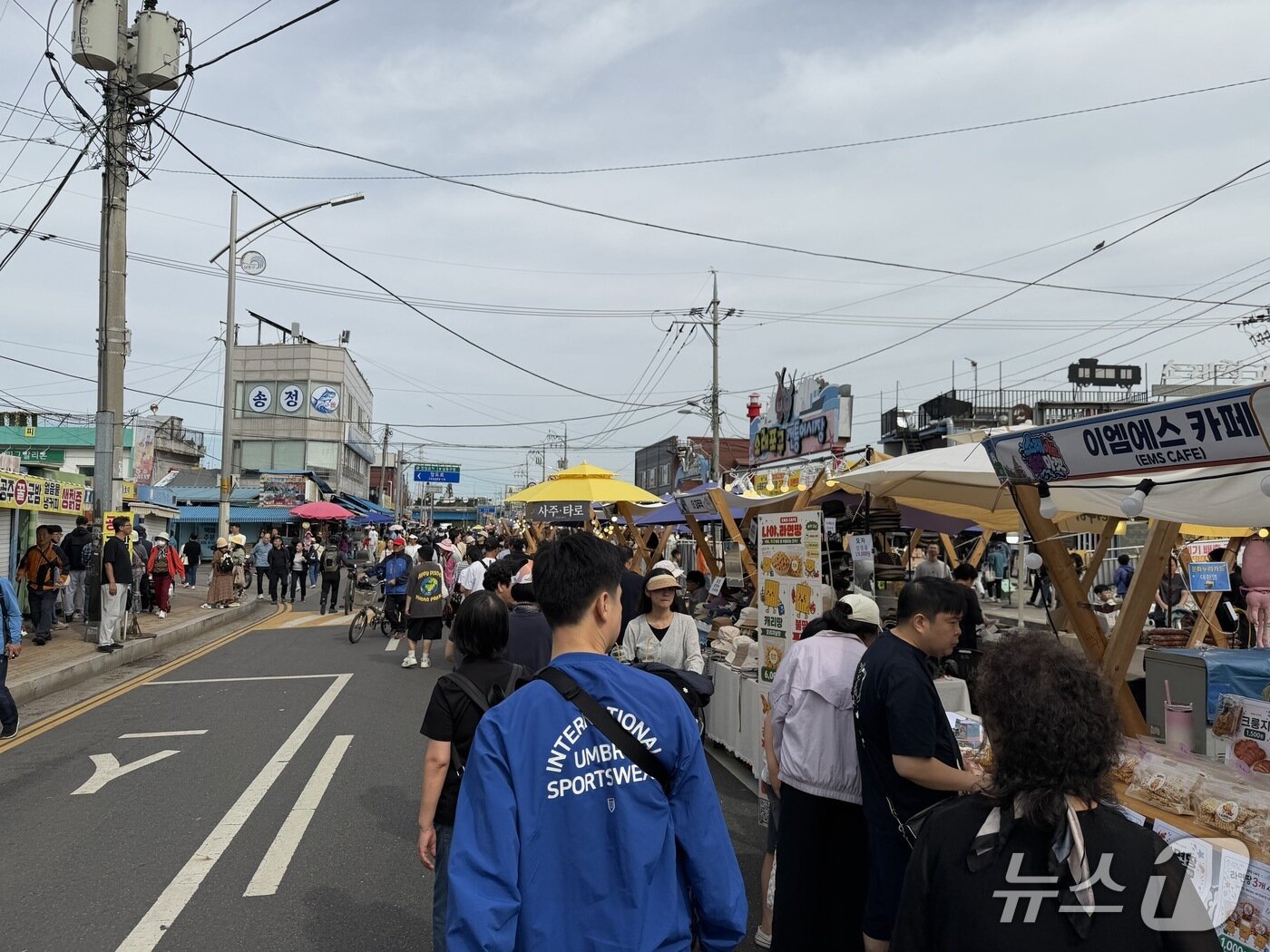 본문 이미지 - 3일 낮 인천 남동구 소래포구 일대가 나들이객으로 북적이고 있다.2026.10.3/뉴스1
