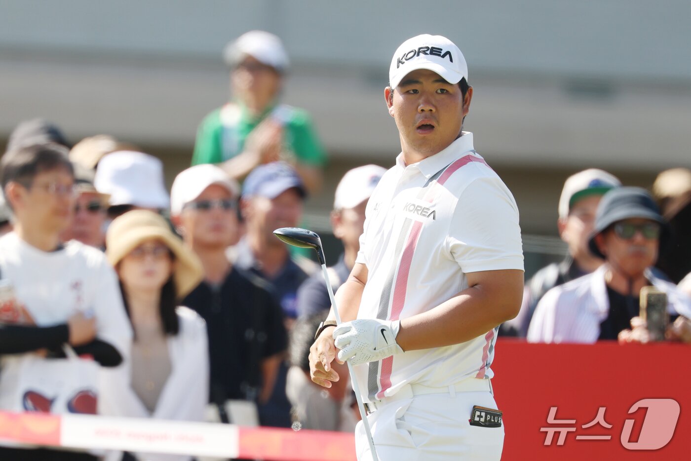 본문 이미지 - 대한민국 김주형이 3일 일본 아이치현 가스가이 컨트리클럽 동코스에서 열린 2026 아이치·나고야 아시안게임 남자 골프 개인전 최종라운드 10번홀에서 티샷을 한 뒤 공의 궤적을 보고 있다. 2026.10.3 ⓒ 뉴스1 김민지 기자