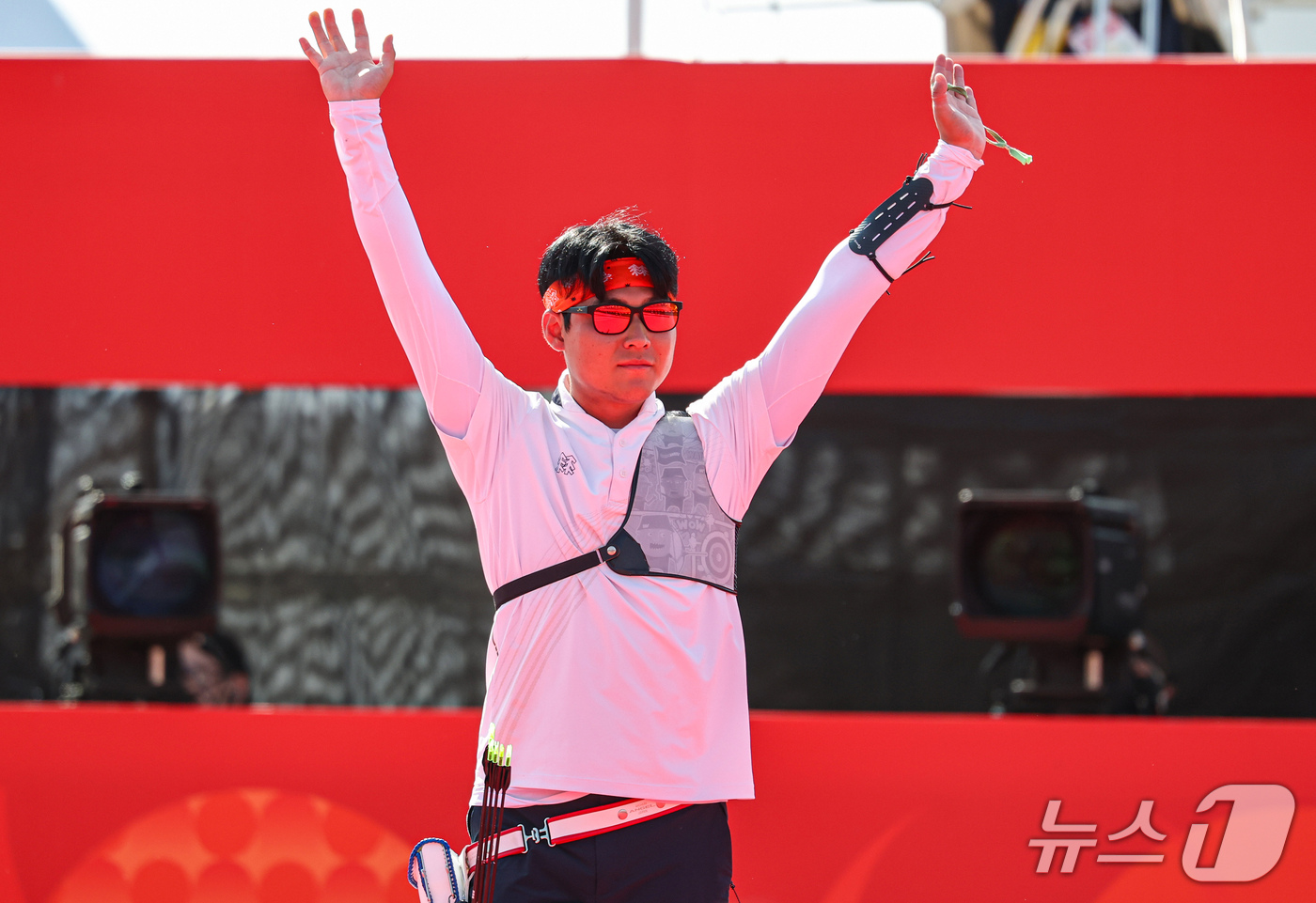(오카자키=뉴스1) 김도우 기자 = 대한민국 이우석이 3일 일본 오카자키 중앙종합공원 다목적광장에서 열린 2026 아이치·나고야 아시안게임 양궁 리커브 남자 개인전 준결승에서 인도 …