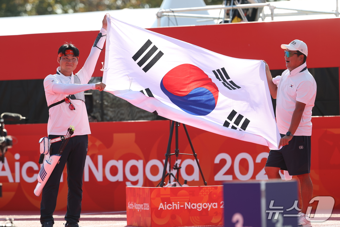 (오카자키=뉴스1) 김도우 기자 = 대한민국 이우석이 3일 일본 오카자키 중앙종합공원 다목적광장에서 열린 2026 아이치·나고야 아시안게임 양궁 리커브 남자 개인전 결승에서 일본 …