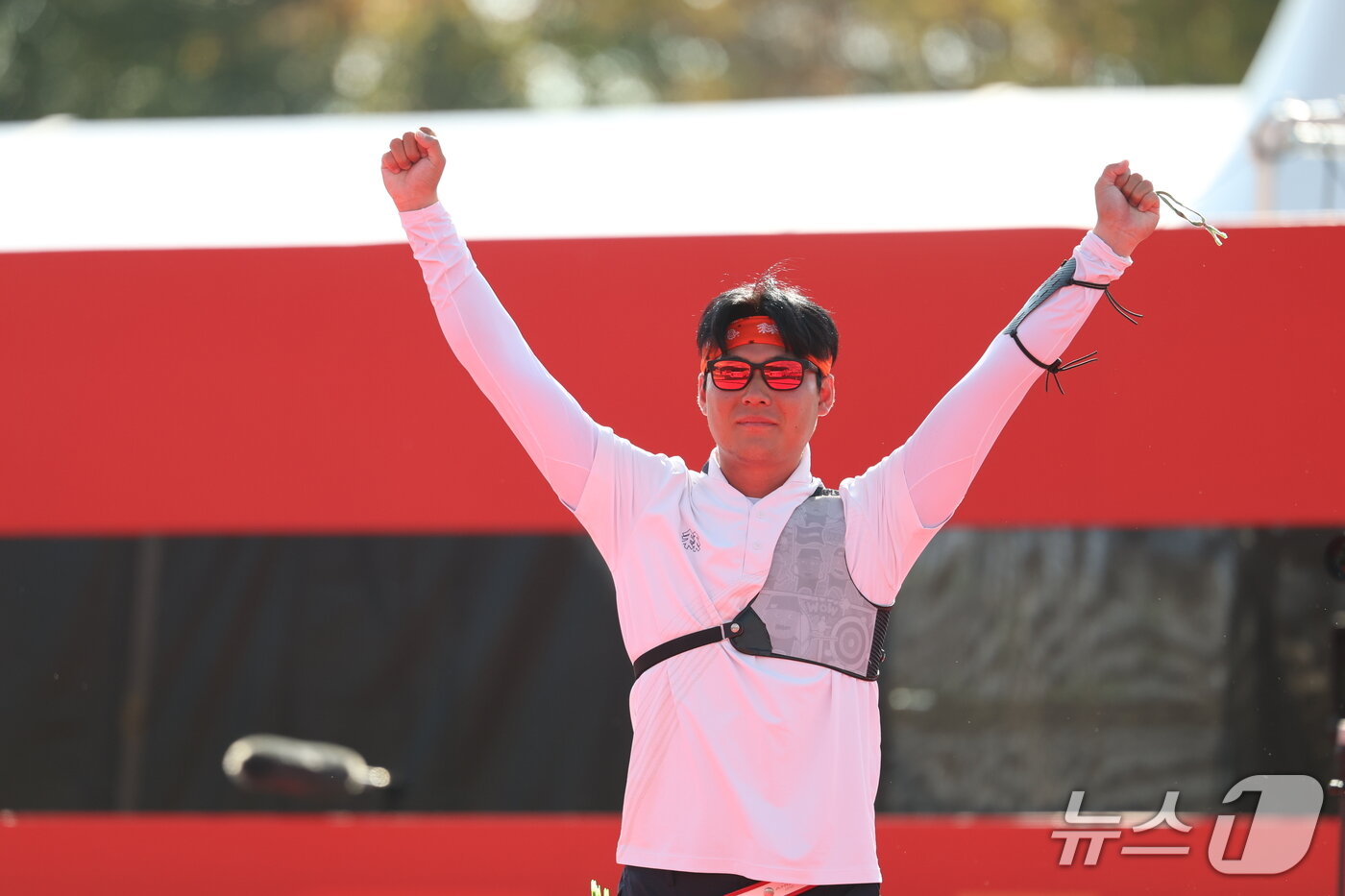 본문 이미지 - 대한민국 이우석이 3일 일본 오카자키 중앙종합공원 다목적광장에서 열린 2026 아이치·나고야 아시안게임 양궁 리커브 남자 개인전 결승에서 일본 나카니시 준야를 꺾고 금메달을 확득했다. ⓒ 뉴스1 김도우 기자