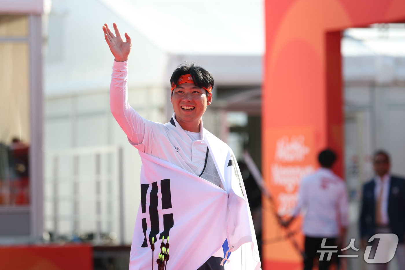 (오카자키=뉴스1) 김도우 기자 = 대한민국 이우석이 3일 일본 오카자키 중앙종합공원 다목적광장에서 열린 2026 아이치·나고야 아시안게임 양궁 리커브 남자 개인전 결승에서 일본 …