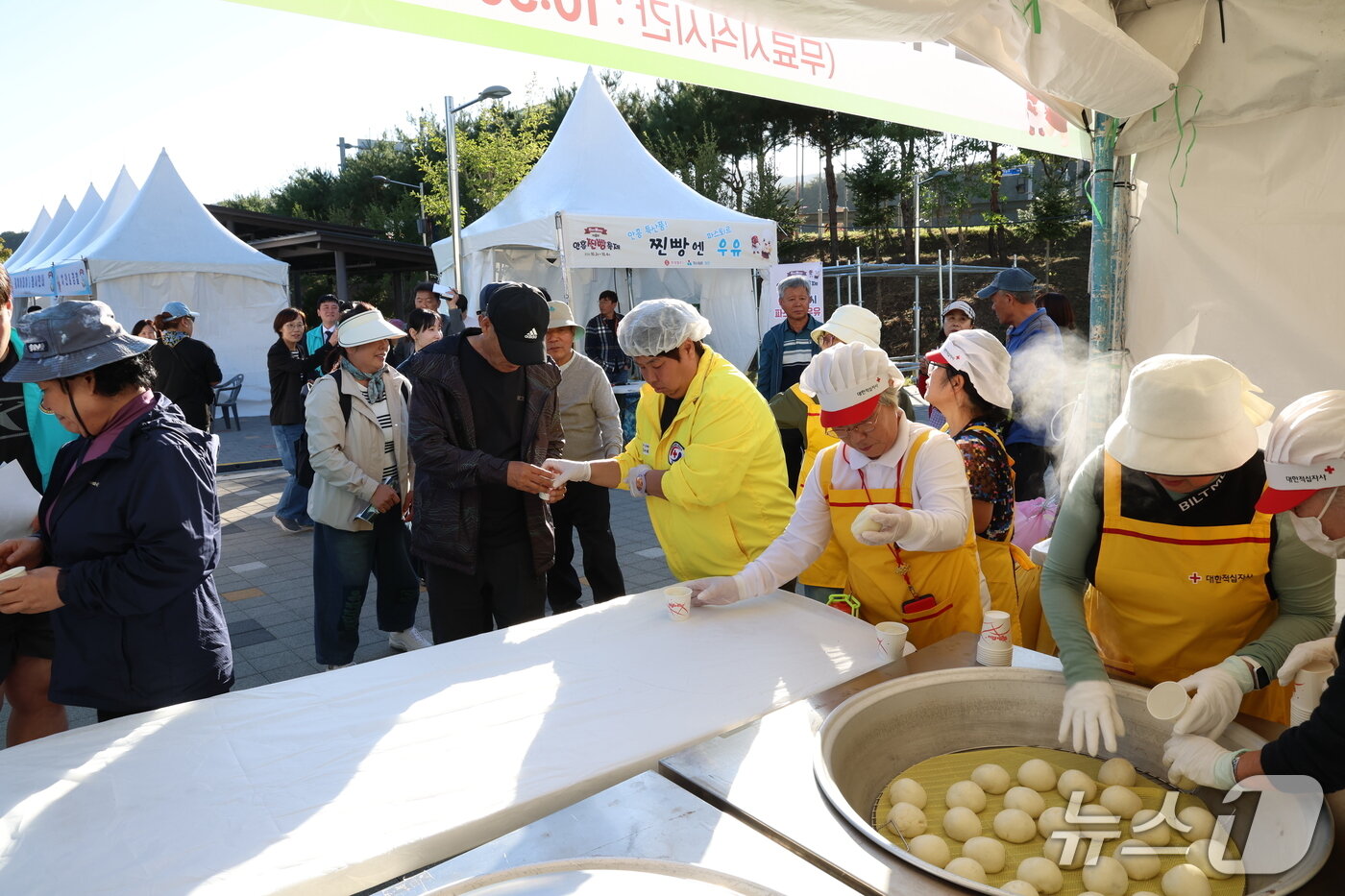 본문 이미지 - 횡성군 대표 향토 축제인 제18회 안흥찐빵축제가 지난 2일 개막했다. 이번 축제는 오는 4일까지 이어진다.(횡성군 제공. 재판매 및 DB 금지)/뉴스1