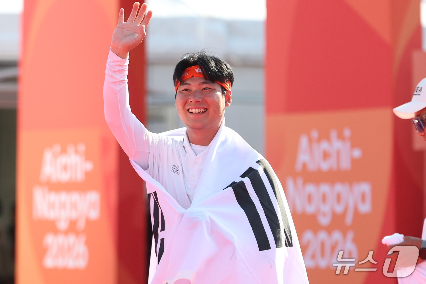 (오카자키=뉴스1) 김도우 기자 = 대한민국 이우석이 3일 일본 오카자키 중앙종합공원 다목적광장에서 열린 2026 아이치·나고야 아시안게임 양궁 리커브 남자 개인전 결승에서 일본 …