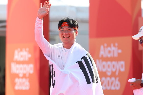 태극기 두른 이우석 '금메달 미소'