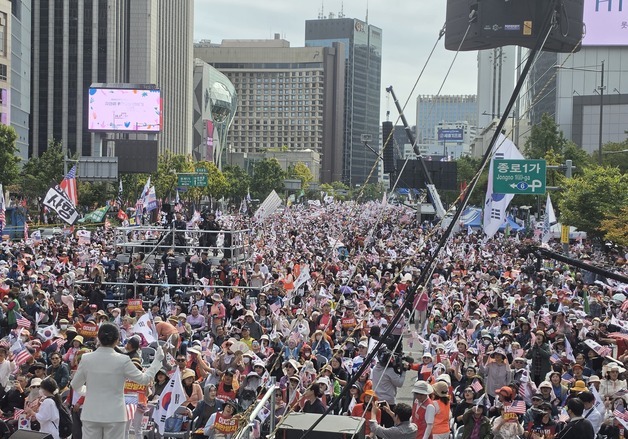개천절 서울 도심 곳곳 대규모 집회·행진…교통 혼잡
