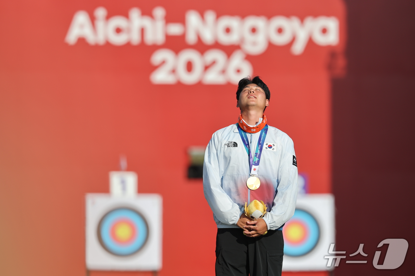(오카자키=뉴스1) 김도우 기자 = 대한민국 이우석이 3일 일본 오카자키 중앙종합공원 다목적광장에서 열린 2026 아이치·나고야 아시안게임 양궁 리커브 남자 개인전 시상식에서 금메 …