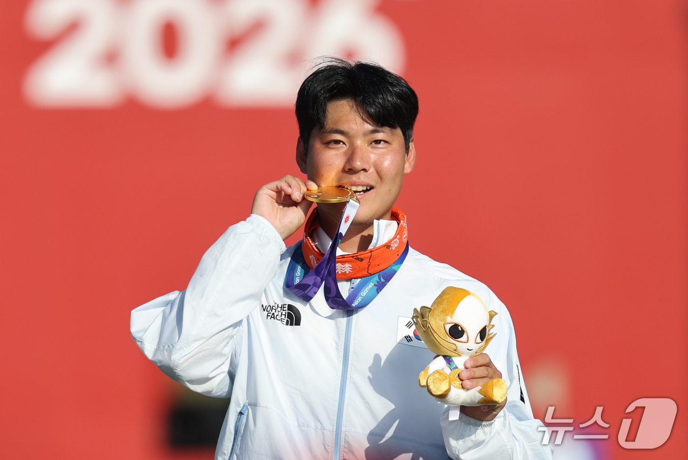 (오카자키=뉴스1) 김도우 기자 = 대한민국 이우석이 3일 일본 오카자키 중앙종합공원 다목적광장에서 열린 2026 아이치·나고야 아시안게임 양궁 리커브 남자 개인전 시상식에서 금메 …