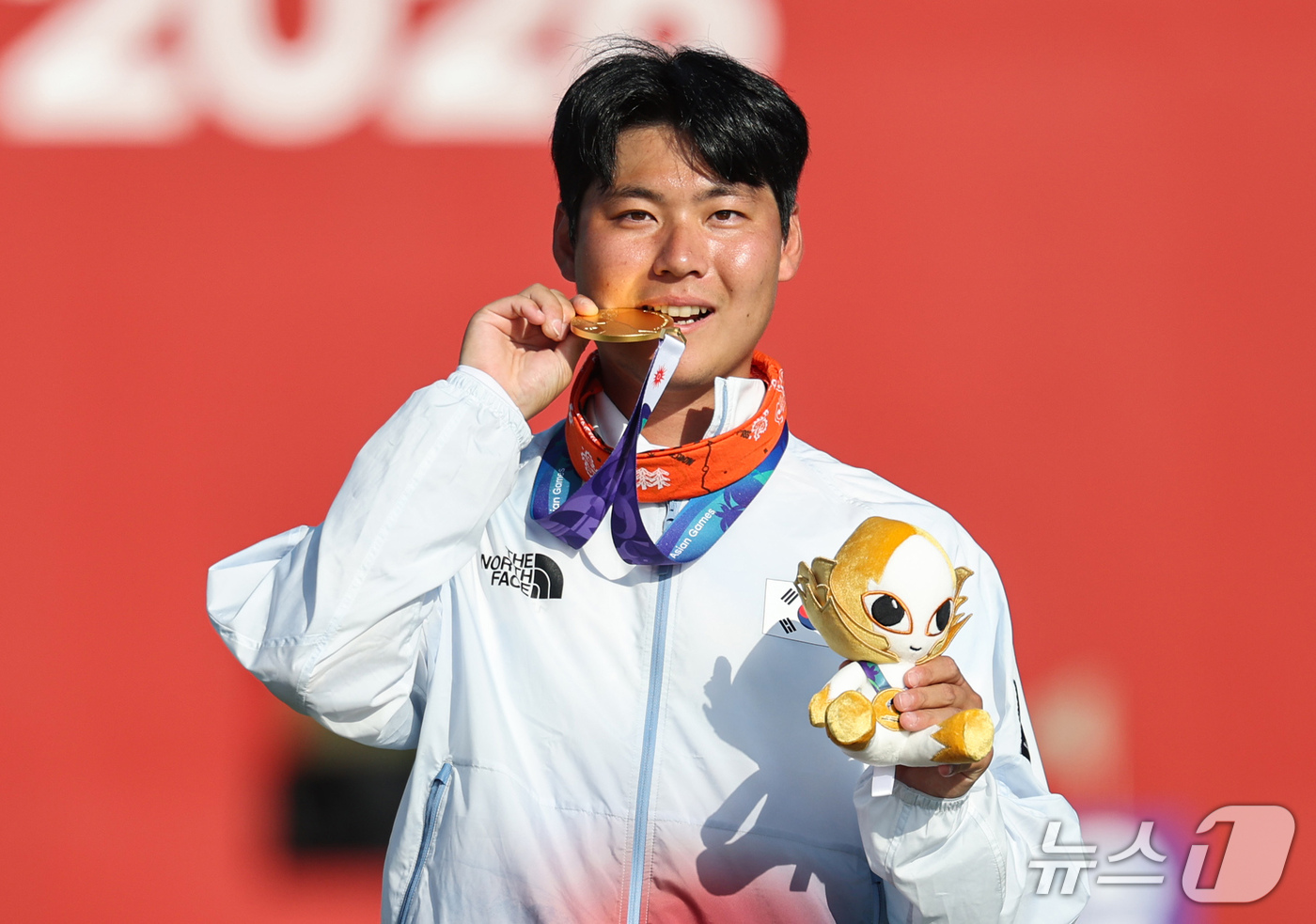 (오카자키=뉴스1) 김도우 기자 = 대한민국 이우석이 3일 일본 오카자키 중앙종합공원 다목적광장에서 열린 2026 아이치·나고야 아시안게임 양궁 리커브 남자 개인전 시상식에서 금메 …