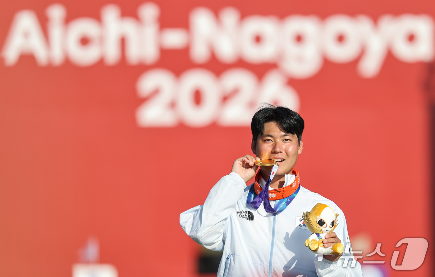 (오카자키=뉴스1) 김도우 기자 = 대한민국 이우석이 3일 일본 오카자키 중앙종합공원 다목적광장에서 열린 2026 아이치·나고야 아시안게임 양궁 리커브 남자 개인전 시상식에서 금메 …