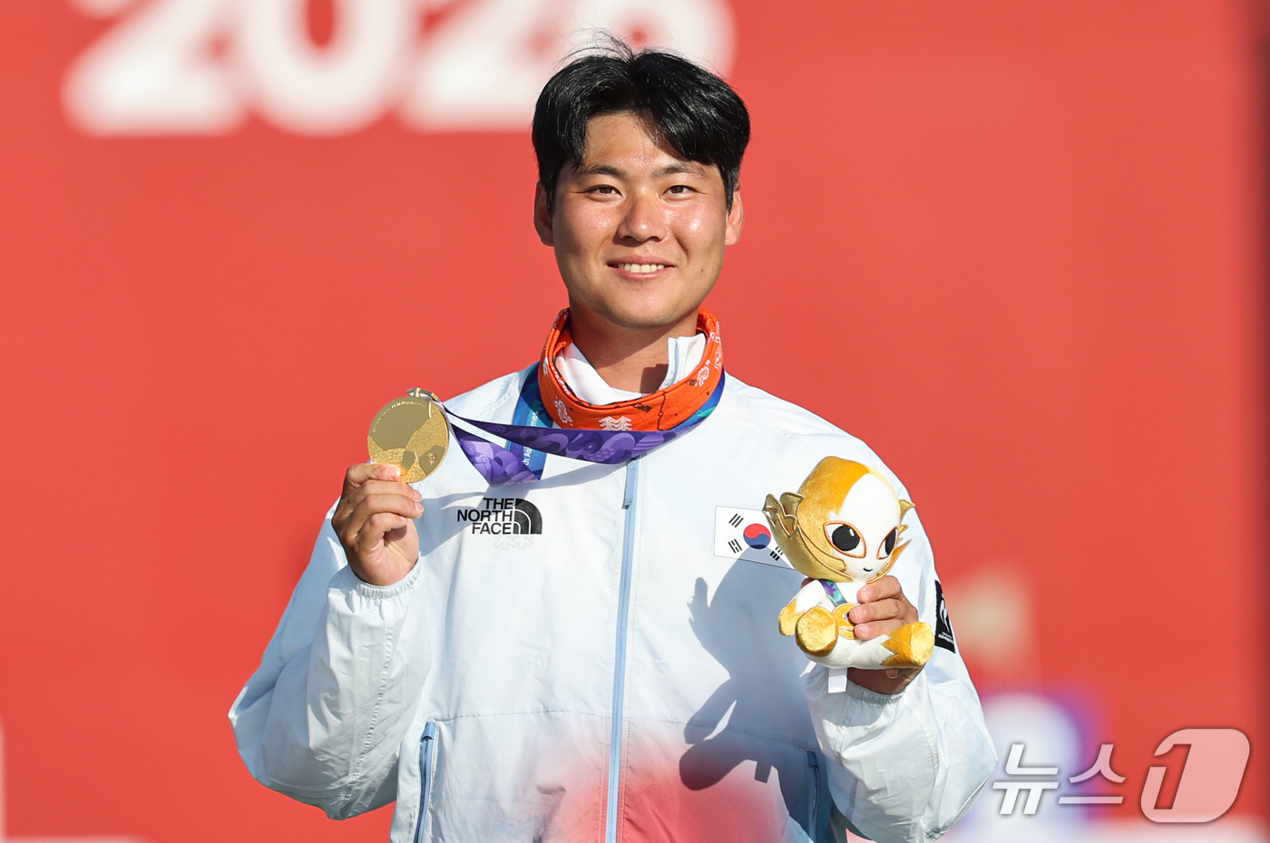 (오카자키=뉴스1) 김도우 기자 = 대한민국 이우석이 3일 일본 오카자키 중앙종합공원 다목적광장에서 열린 2026 아이치·나고야 아시안게임 양궁 리커브 남자 개인전 시상식에서 금메 …