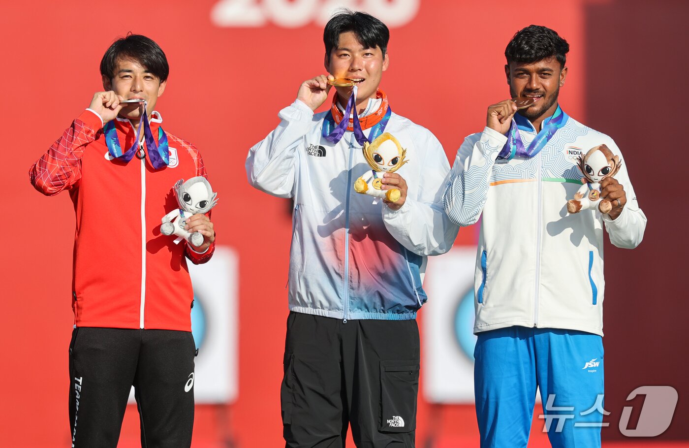 본문 이미지 - 대한민국 이우석이 3일 일본 오카자키 중앙종합공원 다목적광장에서 열린 2026 아이치·나고야 아시안게임 양궁 리커브 남자 개인전 시상식에서 금메달을 목에 걸고 메달리스트들과 기념촬영을 하고 있다. 2026.10.3 ⓒ 뉴스1 김도우 기자