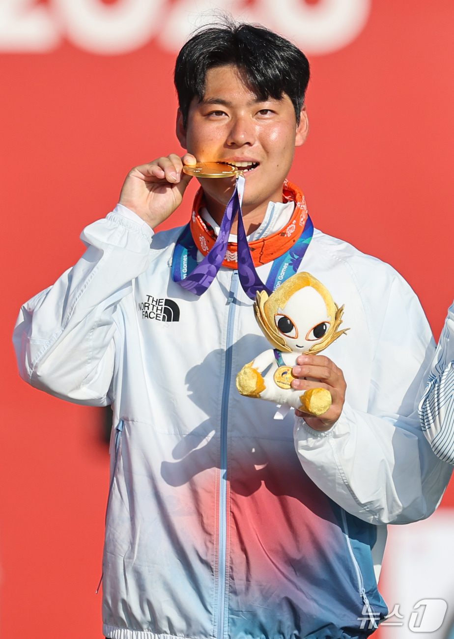 (오카자키=뉴스1) 김도우 기자 = 대한민국 이우석이 3일 일본 오카자키 중앙종합공원 다목적광장에서 열린 2026 아이치·나고야 아시안게임 양궁 리커브 남자 개인전 시상식에서 금메 …