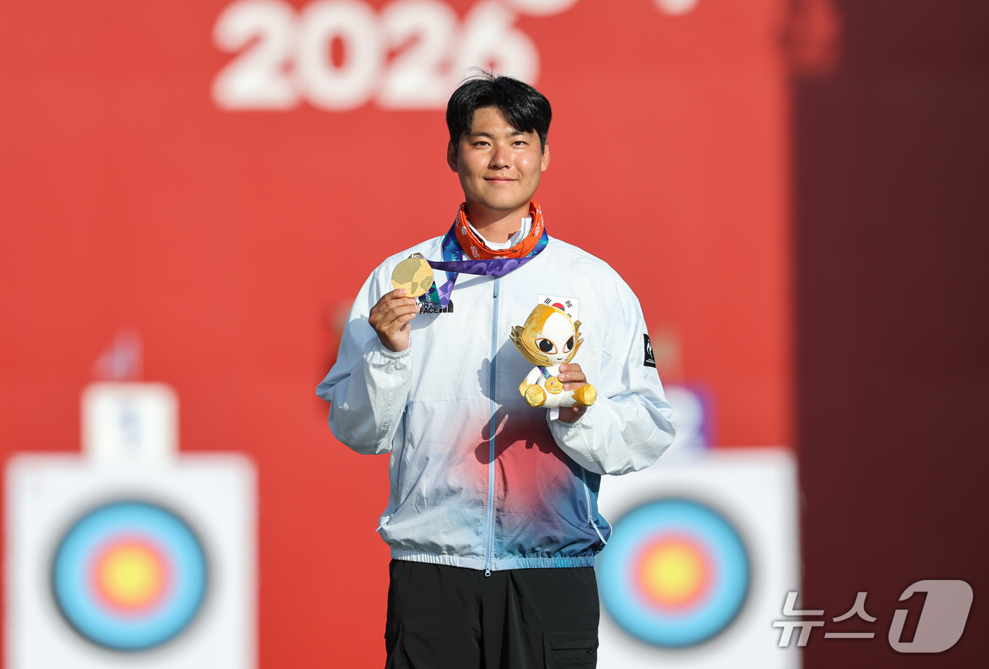 (오카자키=뉴스1) 김도우 기자 = 대한민국 이우석이 3일 일본 오카자키 중앙종합공원 다목적광장에서 열린 2026 아이치·나고야 아시안게임 양궁 리커브 남자 개인전 시상식에서 금메 …