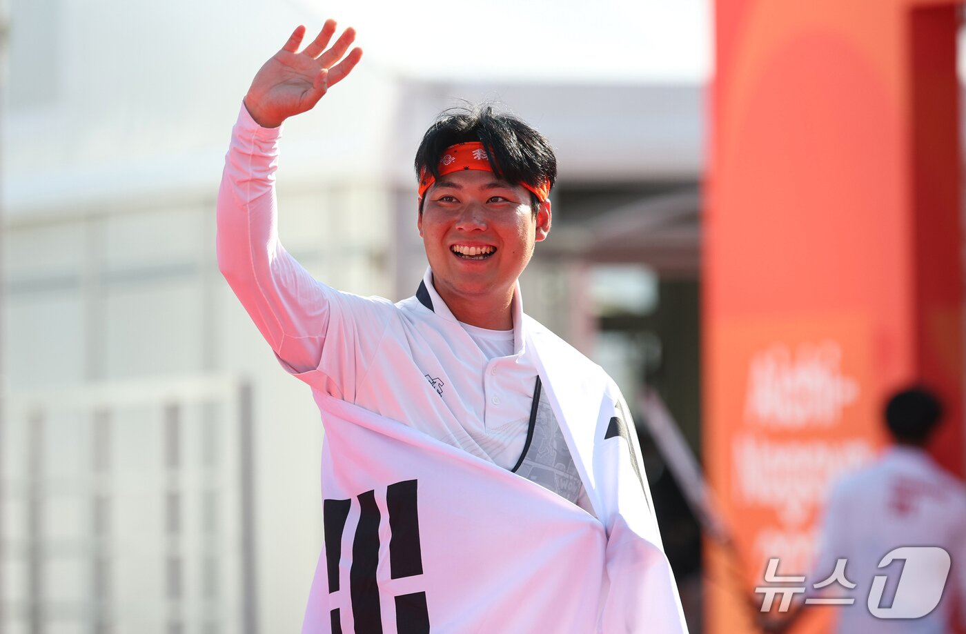 본문 이미지 - 대한민국 이우석이 3일 일본 오카자키 중앙종합공원 다목적광장에서 열린 2026 아이치·나고야 아시안게임 양궁 리커브 남자 개인전 결승에서 일본 나카니시 준야를 꺾고 금메달을 확정짓자 기뻐하고 있다. 2026.10.3 ⓒ 뉴스1 김도우 기자