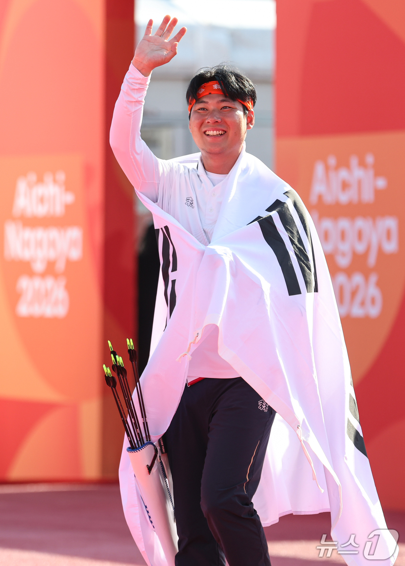 (오카자키=뉴스1) 김도우 기자 = 대한민국 이우석이 3일 일본 오카자키 중앙종합공원 다목적광장에서 열린 2026 아이치·나고야 아시안게임 양궁 리커브 남자 개인전 결승에서 일본 …