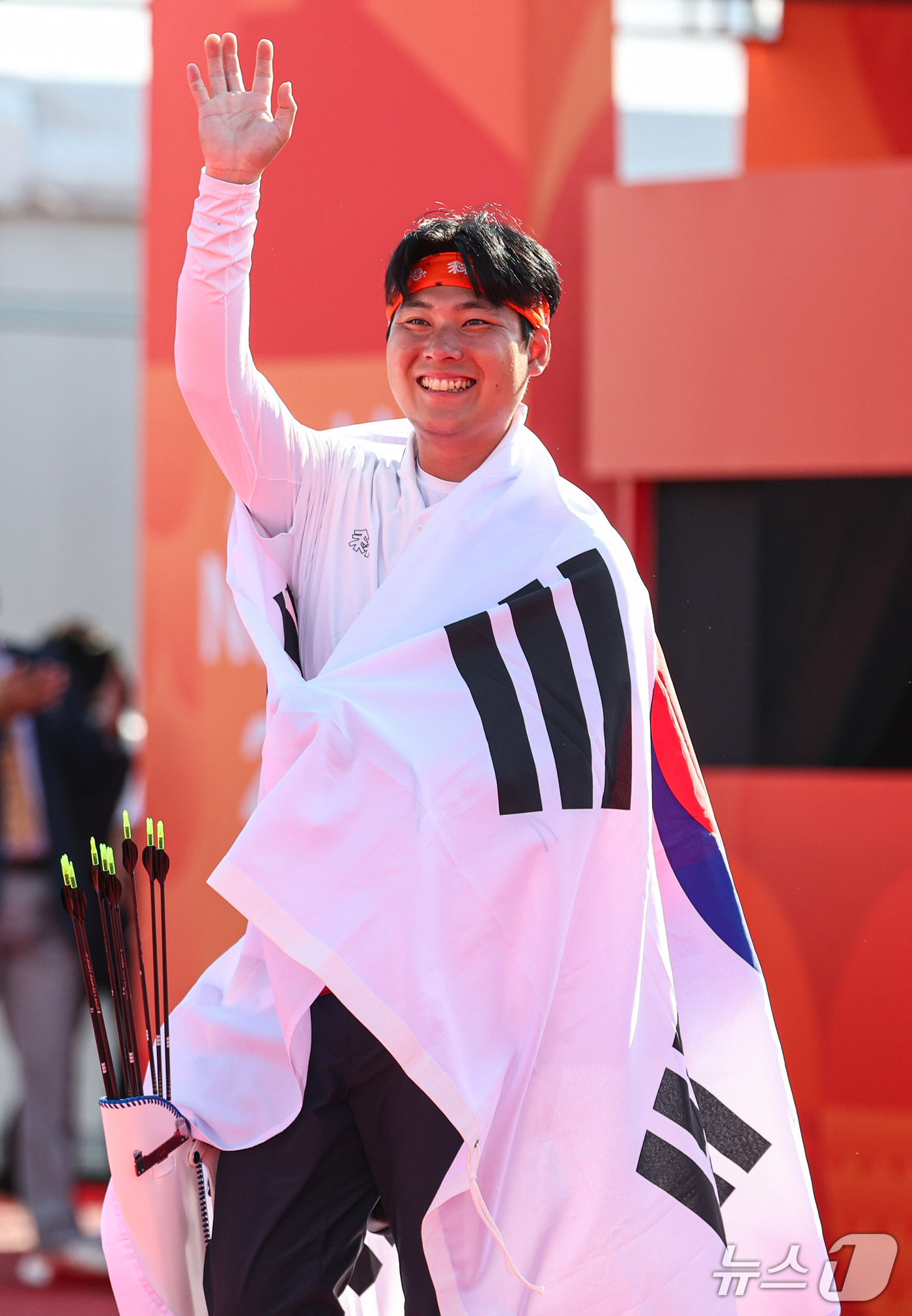 (오카자키=뉴스1) 김도우 기자 = 대한민국 이우석이 3일 일본 오카자키 중앙종합공원 다목적광장에서 열린 2026 아이치·나고야 아시안게임 양궁 리커브 남자 개인전 결승에서 일본 …