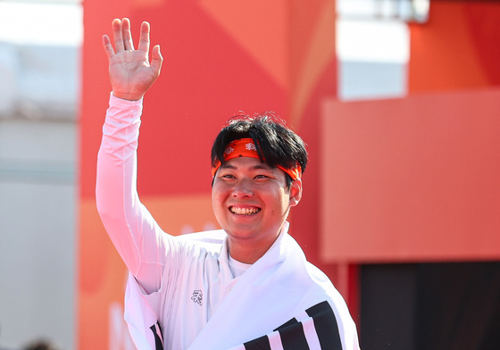 이우석 '금빛 미소'