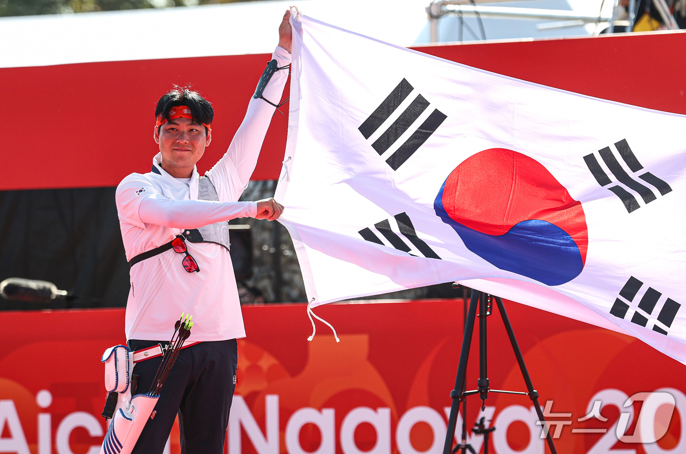 (오카자키=뉴스1) 김도우 기자 = 대한민국 이우석이 3일 일본 오카자키 중앙종합공원 다목적광장에서 열린 2026 아이치·나고야 아시안게임 양궁 리커브 남자 개인전 결승에서 일본 …