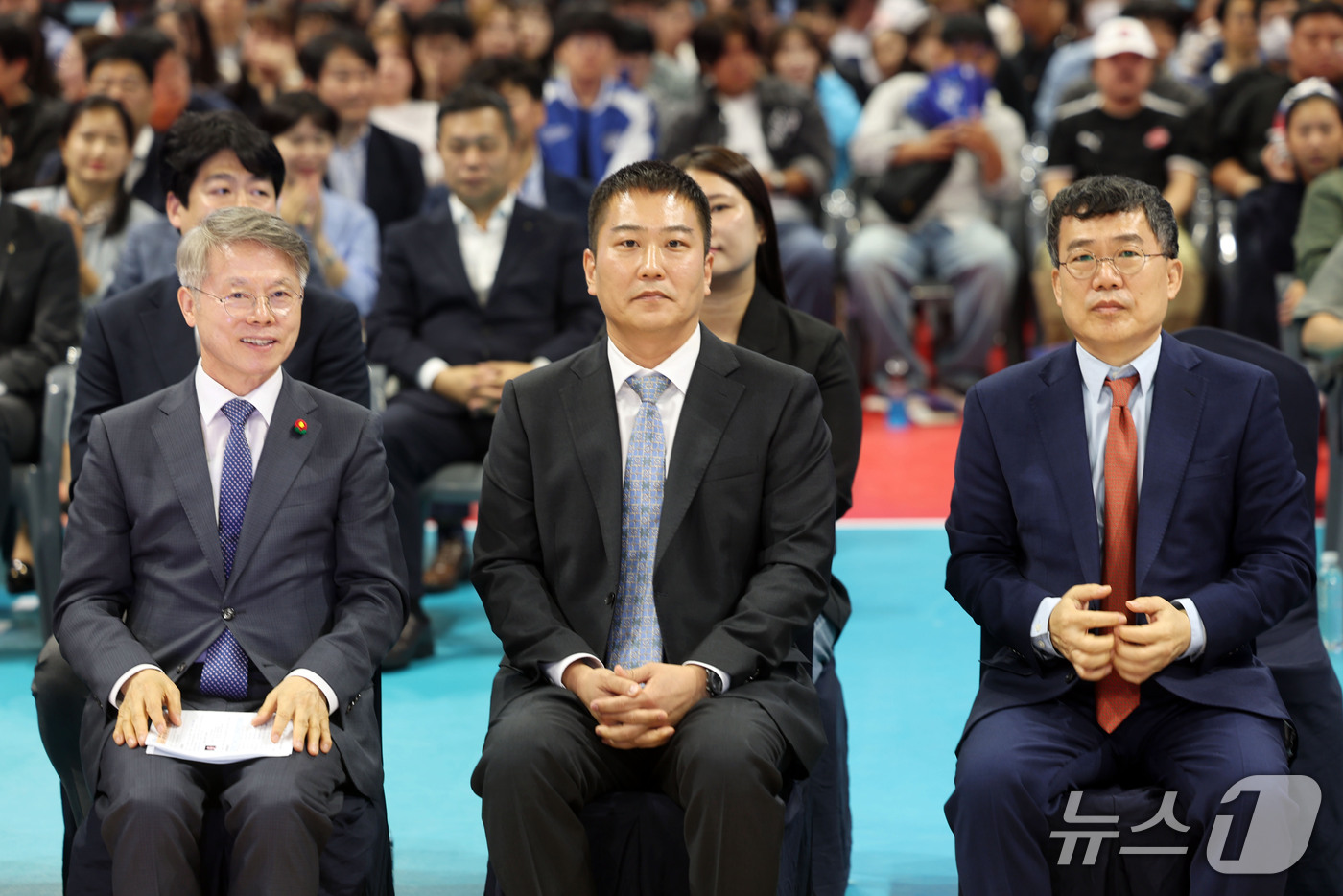 (광주=뉴스1) 조수민 기자 = 3일 오후 전남광주 SOOP 스타디움(염주종합체육관)에서 열린 여자프로배구단 'SOOP 수퍼스' 창단식에서 민형배 시장, 서수길 CVO, 이민원 구 …