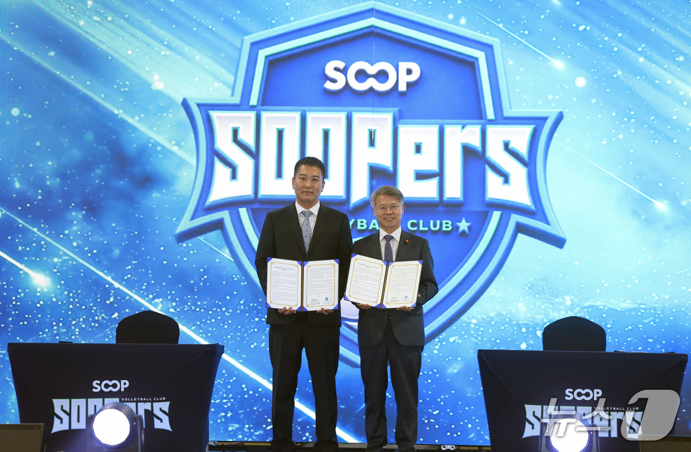 (광주=뉴스1) 조수민 기자 = 3일 오후 전남광주 SOOP 스타디움(염주종합체육관)에서 열린 여자프로배구단 'SOOP 수퍼스' 창단식에서 민형배 시장과 이민원 구단주가 업무협약을 …