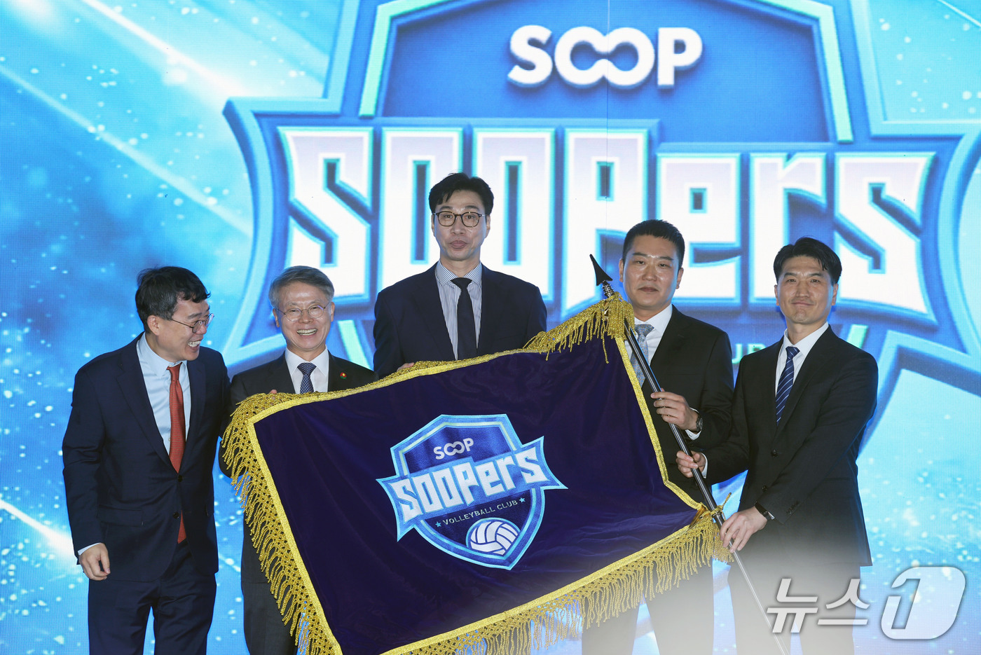 (광주=뉴스1) 조수민 기자 = 3일 오후 전남광주 SOOP 스타디움(염주종합체육관)에서 열린 여자프로배구단 'SOOP 수퍼스' 창단식에서 민형배 시장, 서수길 CVO, 이민원 구 …
