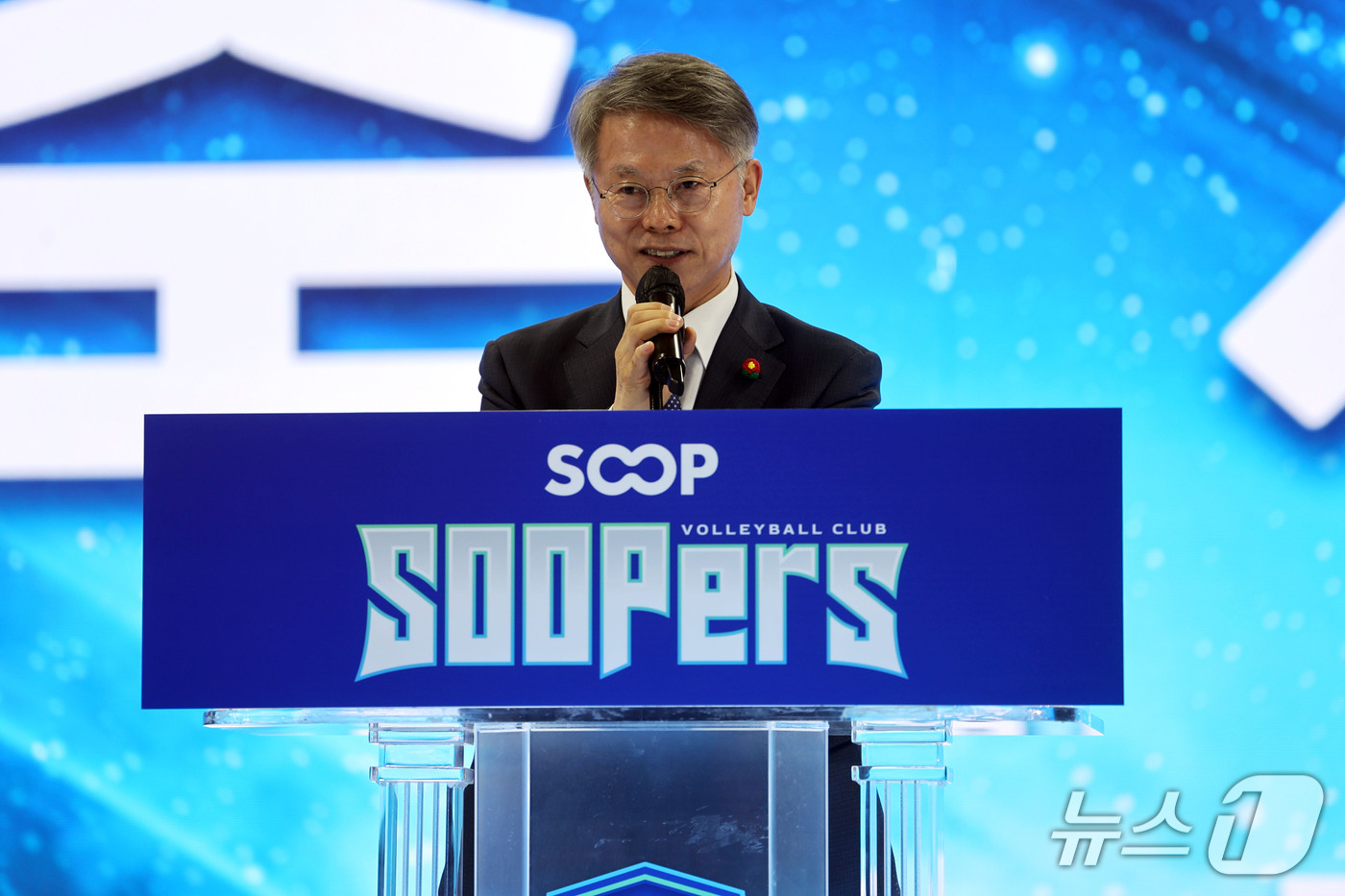 (광주=뉴스1) 조수민 기자 = 3일 오후 전남광주 SOOP 스타디움(염주종합체육관)에서 열린 여자프로배구단 'SOOP 수퍼스' 출정식에서 민형배 시장이 축사하고 있다. 2026. …