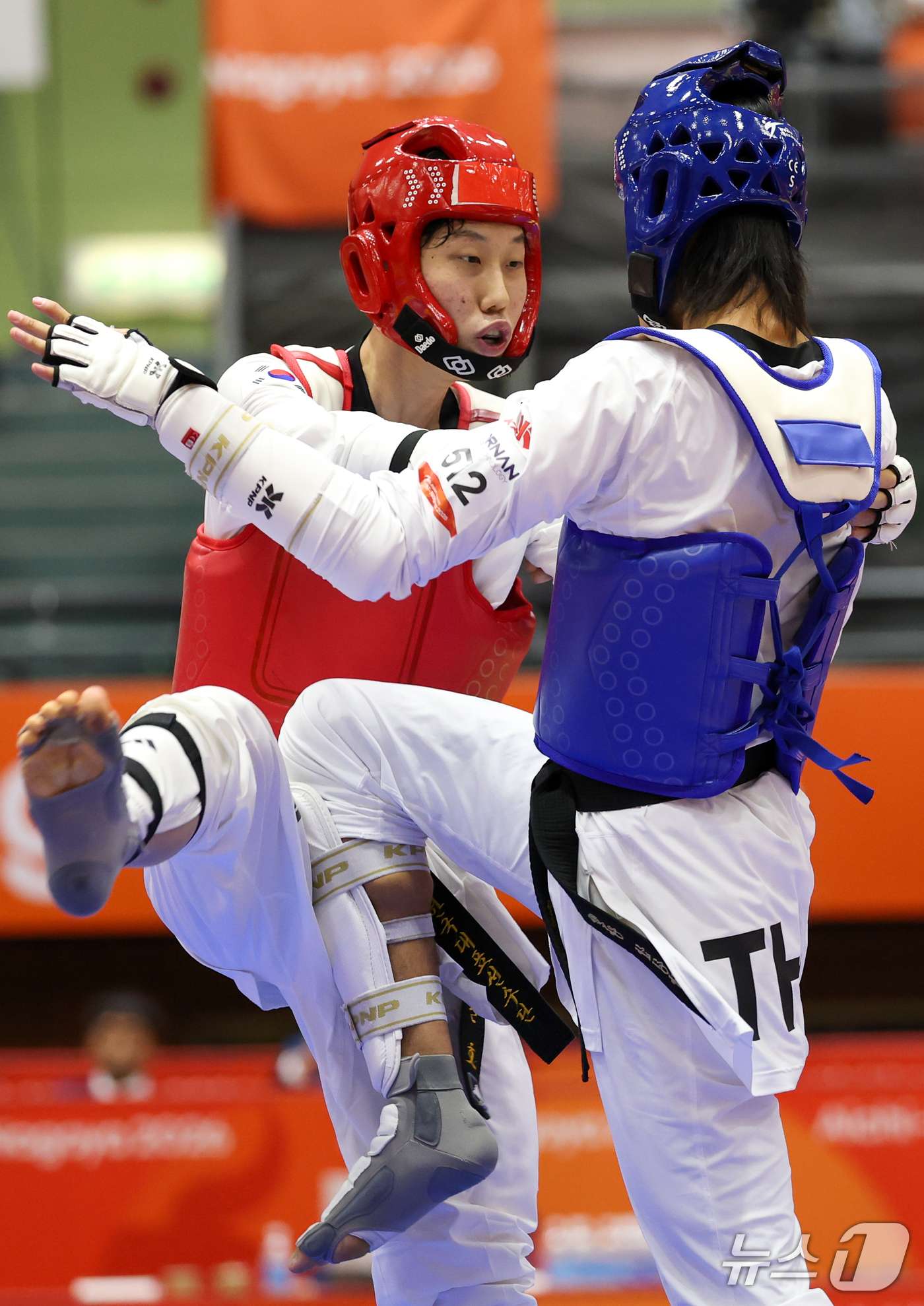 (도요하시=뉴스1) 안은나 기자 = 대한민국 문진호가 3일 일본 도요하시 체육관에서 열린 2026 아이치·나고야 아시안게임 태권도 남자 -68㎏급 준결승전에서 태국 텁팀댕 반룽과 …
