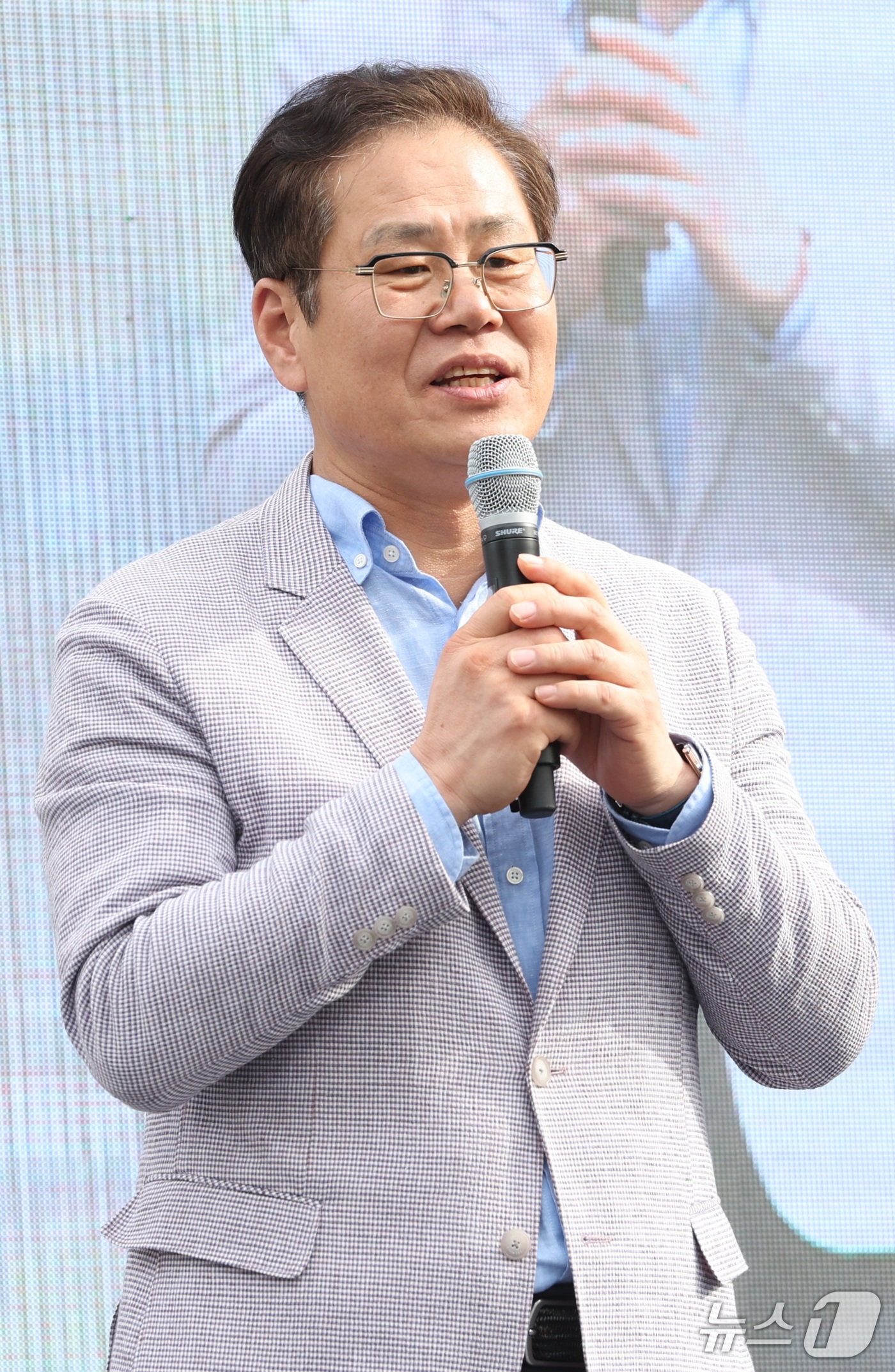(전주=뉴스1) 유경석 기자 = 조지훈 전주시장이 3일 전북 전주시 덕진공원 일원에 마련된 전주비빔밥축제 행사장을 찾아 인사말을 하고 있다. 2026.10.3/뉴스1
