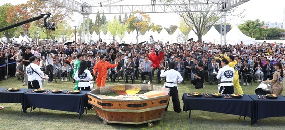 "비빔밥 먹고 새우 사고 춤도 보고"…개천절 연휴 첫날 전국 축제장 들썩