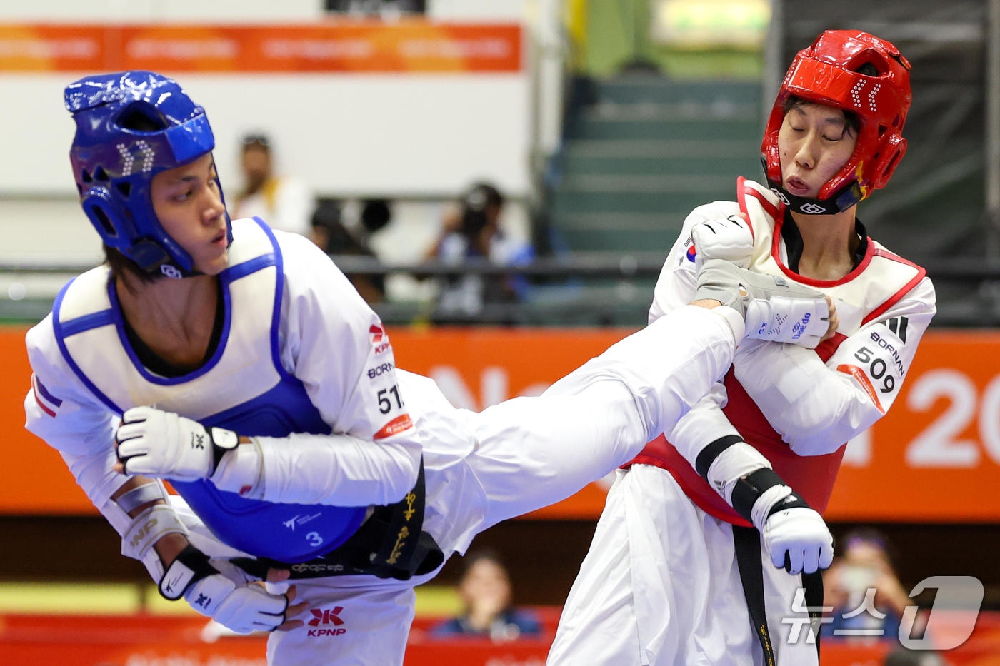 (도요하시=뉴스1) 안은나 기자 = 대한민국 문진호가 3일 일본 도요하시 체육관에서 열린 2026 아이치·나고야 아시안게임 태권도 남자 -68㎏급 준결승전에서 태국 텁팀댕 반룽과 …