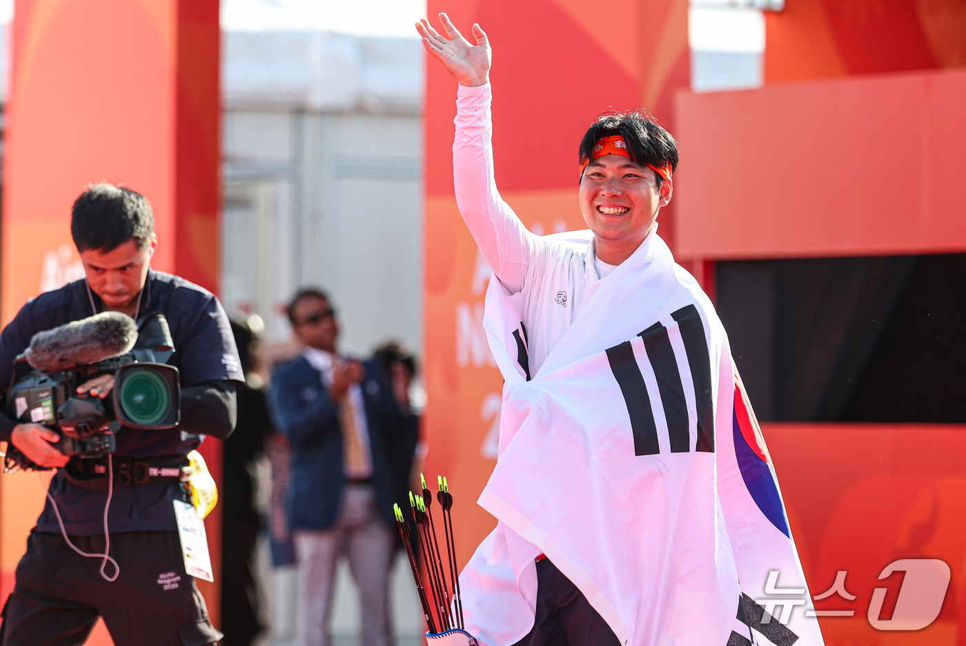 (오카자키=뉴스1) 김도우 기자 = 대한민국 이우석이 3일 일본 오카자키 중앙종합공원 다목적광장에서 열린 2026 아이치·나고야 아시안게임 양궁 리커브 남자 개인전 결승에서 일본 …