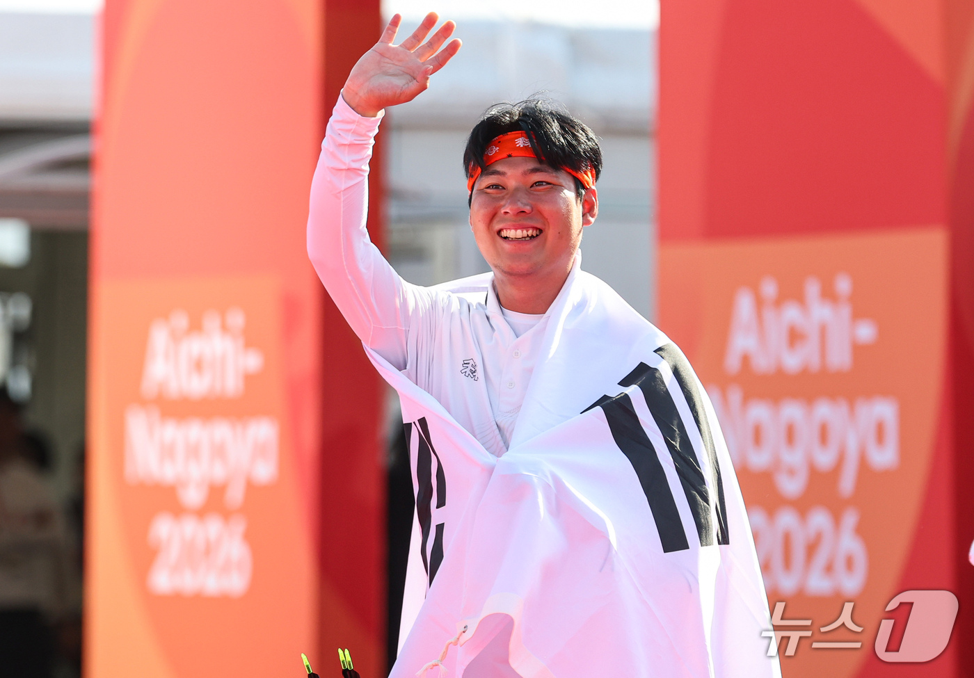 (오카자키=뉴스1) 김도우 기자 = 대한민국 이우석이 3일 일본 오카자키 중앙종합공원 다목적광장에서 열린 2026 아이치·나고야 아시안게임 양궁 리커브 남자 개인전 결승에서 일본 …