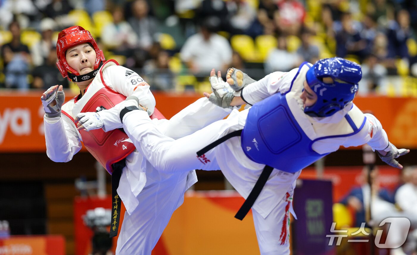 본문 이미지 - 대한민국 송다빈이 3일 일본 도요하시 체육관에서 열린 2026 아이치·나고야 아시안게임 태권도 여자 +67㎏급 준결승전에서 이란 아마디 파테메와 맞대결을 펼치고 있다. 2026.10.3 ⓒ 뉴스1 안은나 기자