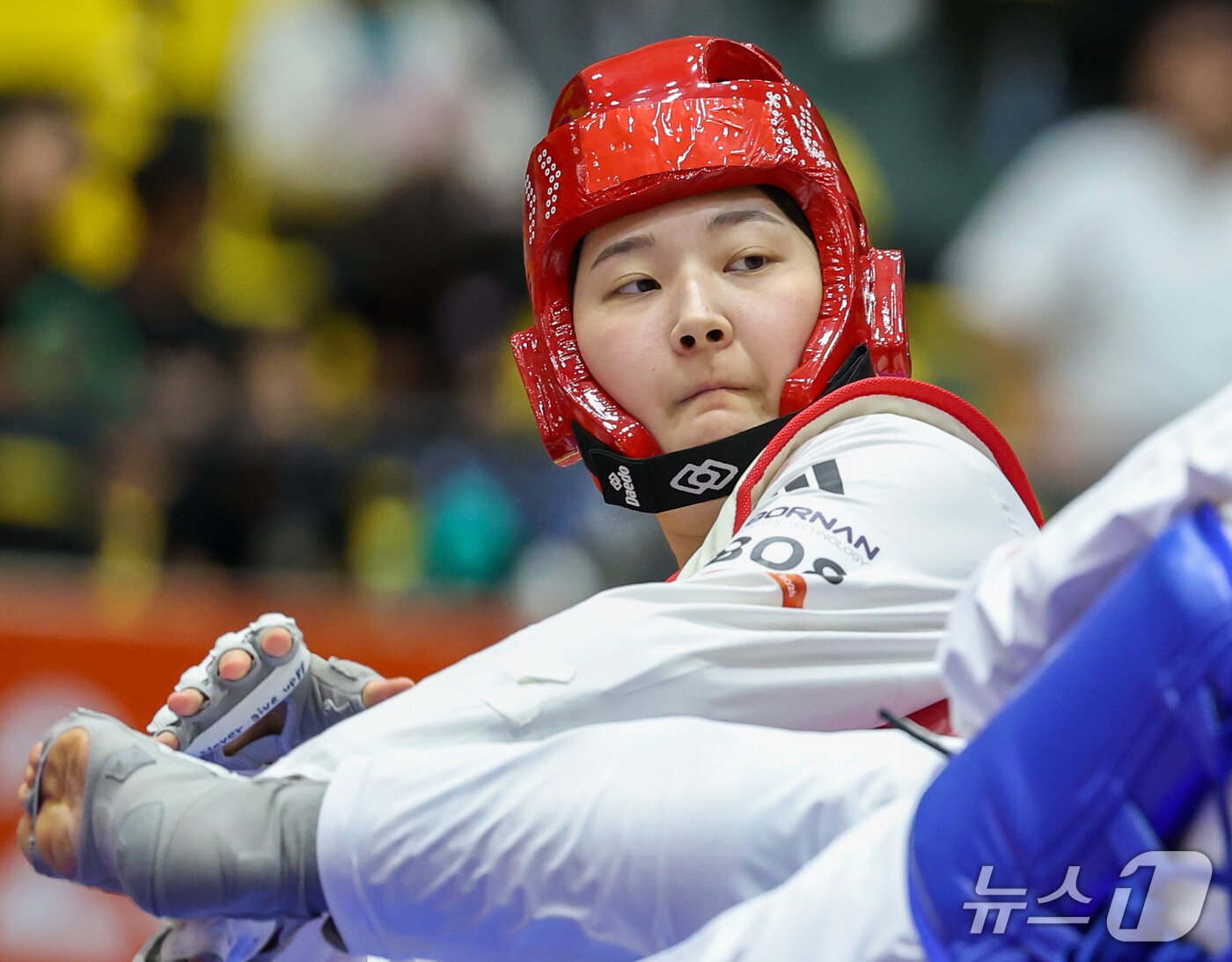 본문 이미지 - 대한민국 송다빈이 3일 일본 도요하시 체육관에서 열린 2026 아이치·나고야 아시안게임 태권도 여자 +67㎏급 준결승전에서 이란 아마디 파테메와 맞대결을 펼치고 있다. 2026.10.3 ⓒ 뉴스1 안은나 기자