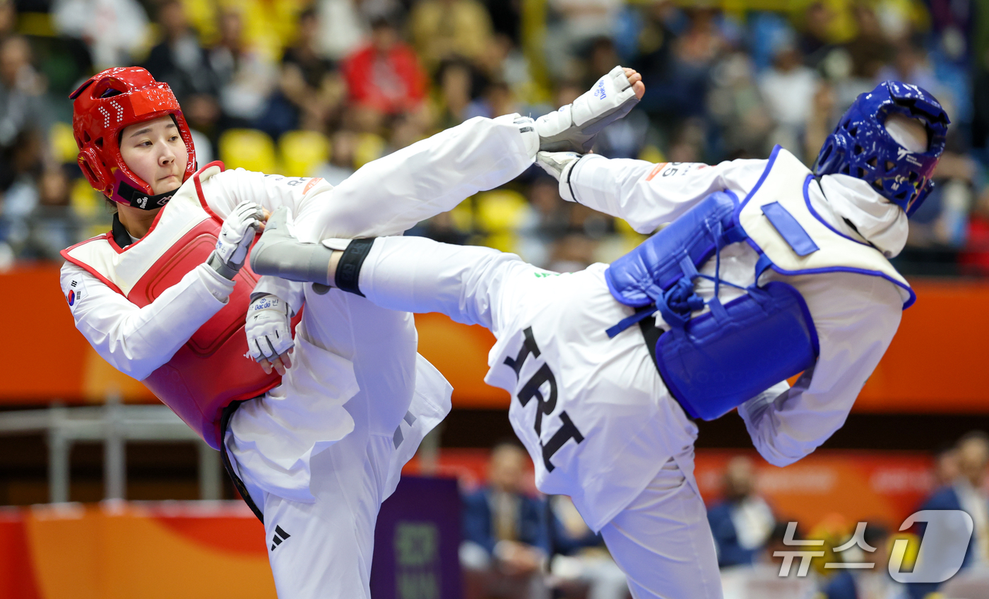 (도요하시=뉴스1) 안은나 기자 = 대한민국 송다빈이 3일 일본 도요하시 체육관에서 열린 2026 아이치·나고야 아시안게임 태권도 여자 +67㎏급 준결승전에서 이란 아마디 파테메와 …
