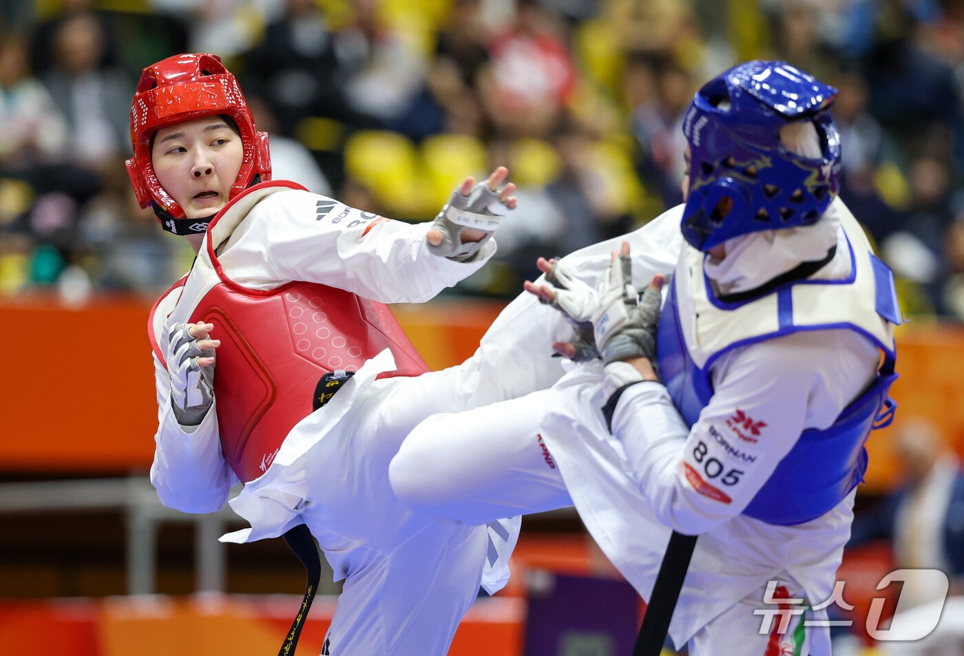 본문 이미지 - 대한민국 송다빈이 3일 일본 도요하시 체육관에서 열린 2026 아이치·나고야 아시안게임 태권도 여자 +67㎏급 준결승전에서 이란 아마디 파테메와 맞대결을 펼치고 있다. 2026.10.3 ⓒ 뉴스1 안은나 기자