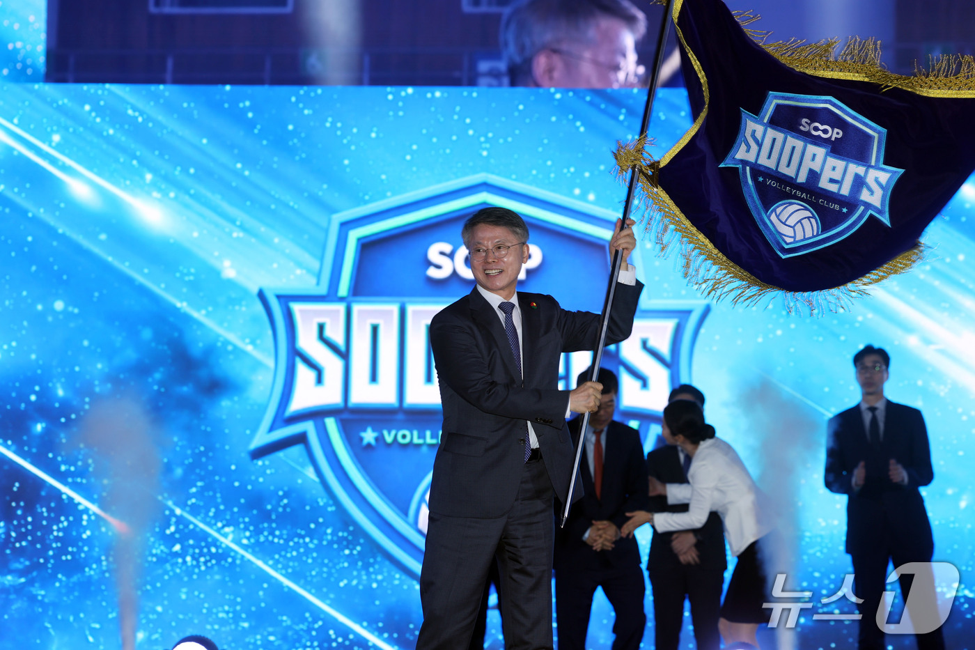 (광주=뉴스1) 조수민 기자 = 3일 오후 전남광주 SOOP 스타디움(염주종합체육관)에서 열린 여자프로배구단 'SOOP 수퍼스(SOOPers)' 출정식에서 민형배 시장이 구단기를 …