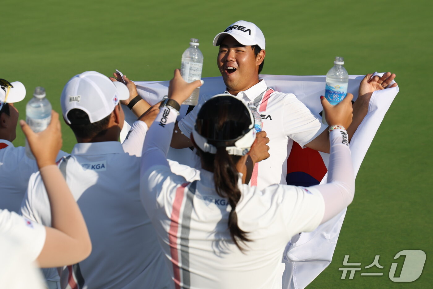 본문 이미지 - 대한민국 김주형이 3일 일본 아이치현 가스가이 컨트리클럽 동코스에서 열린 2026 아이치·나고야 아시안게임 골프 남자 개인 최종라운드에서 금메달을 확정지으며 환호하고 있다. 2026.10.3 ⓒ 뉴스1 김민지 기자