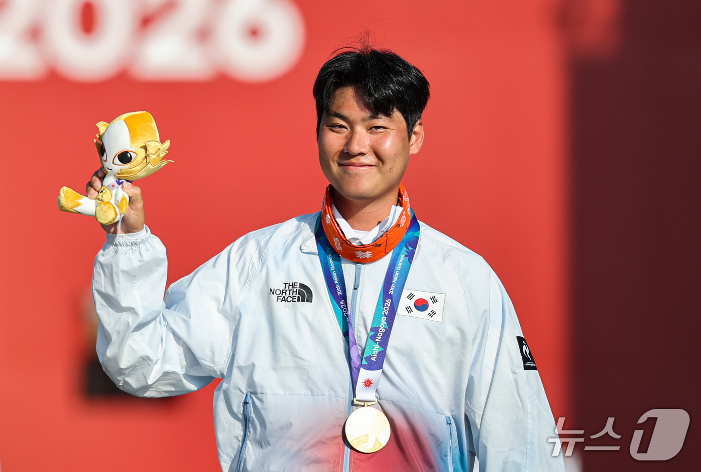 (오카자키=뉴스1) 김도우 기자 = 대한민국 이우석이 3일 일본 오카자키 중앙종합공원 다목적광장에서 열린 2026 아이치·나고야 아시안게임 양궁 리커브 남자 개인전 시상식에서 금메 …