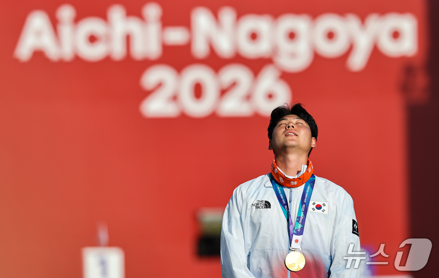 (오카자키=뉴스1) 김도우 기자 = 대한민국 이우석이 3일 일본 오카자키 중앙종합공원 다목적광장에서 열린 2026 아이치·나고야 아시안게임 양궁 리커브 남자 개인전 시상식에서 금메 …